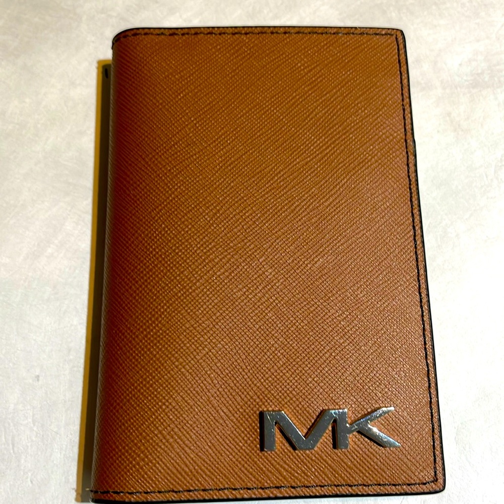 MICHAEL KORS brown saffiano leather bifold card case Everett, roomy, brand new!